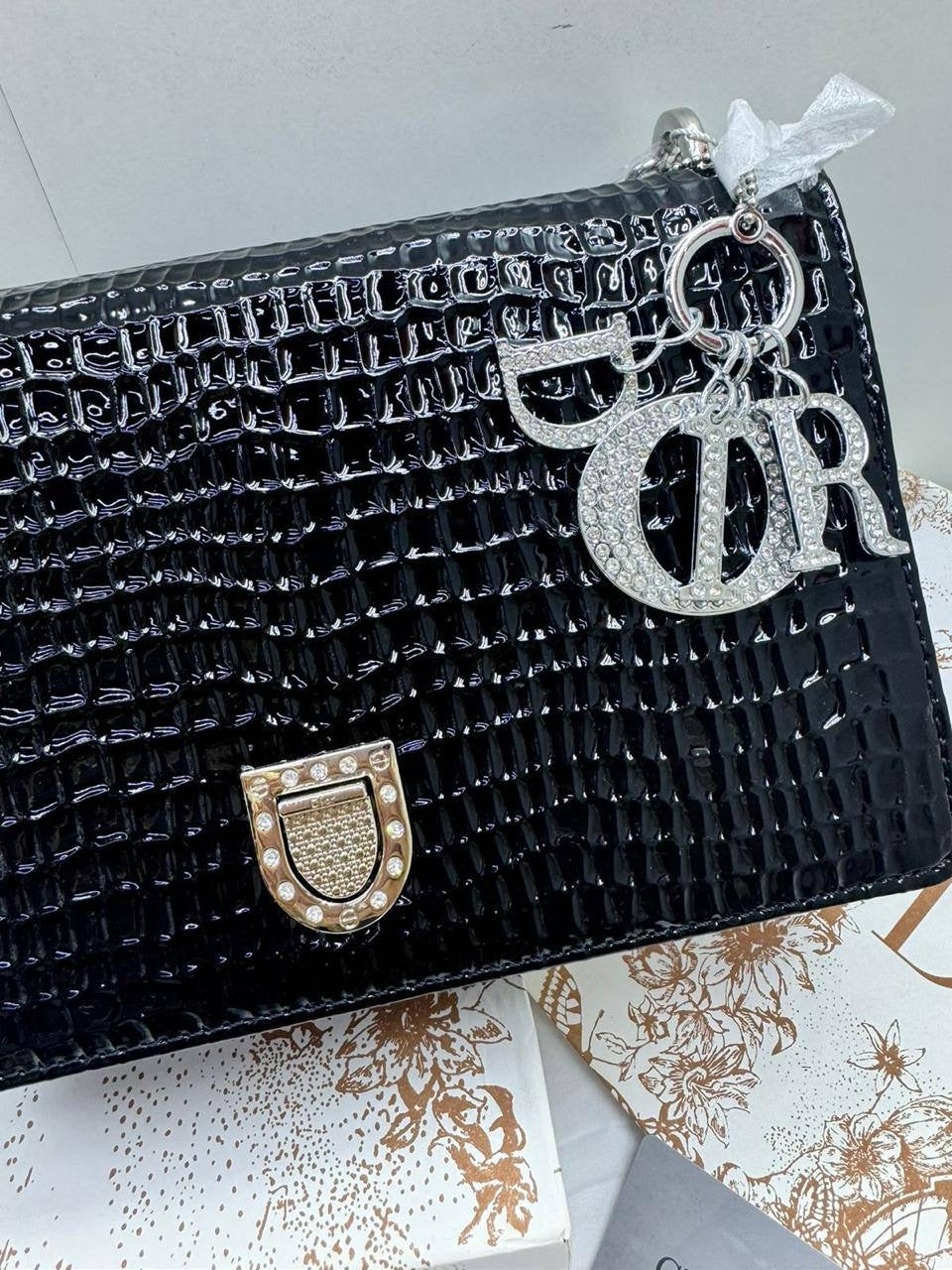 Discount 💎  Dior top handle
Size: 25 ~ 21 cm
95 dhs🇦🇪
with Box🎁
Zain115
♥️♥️♥️