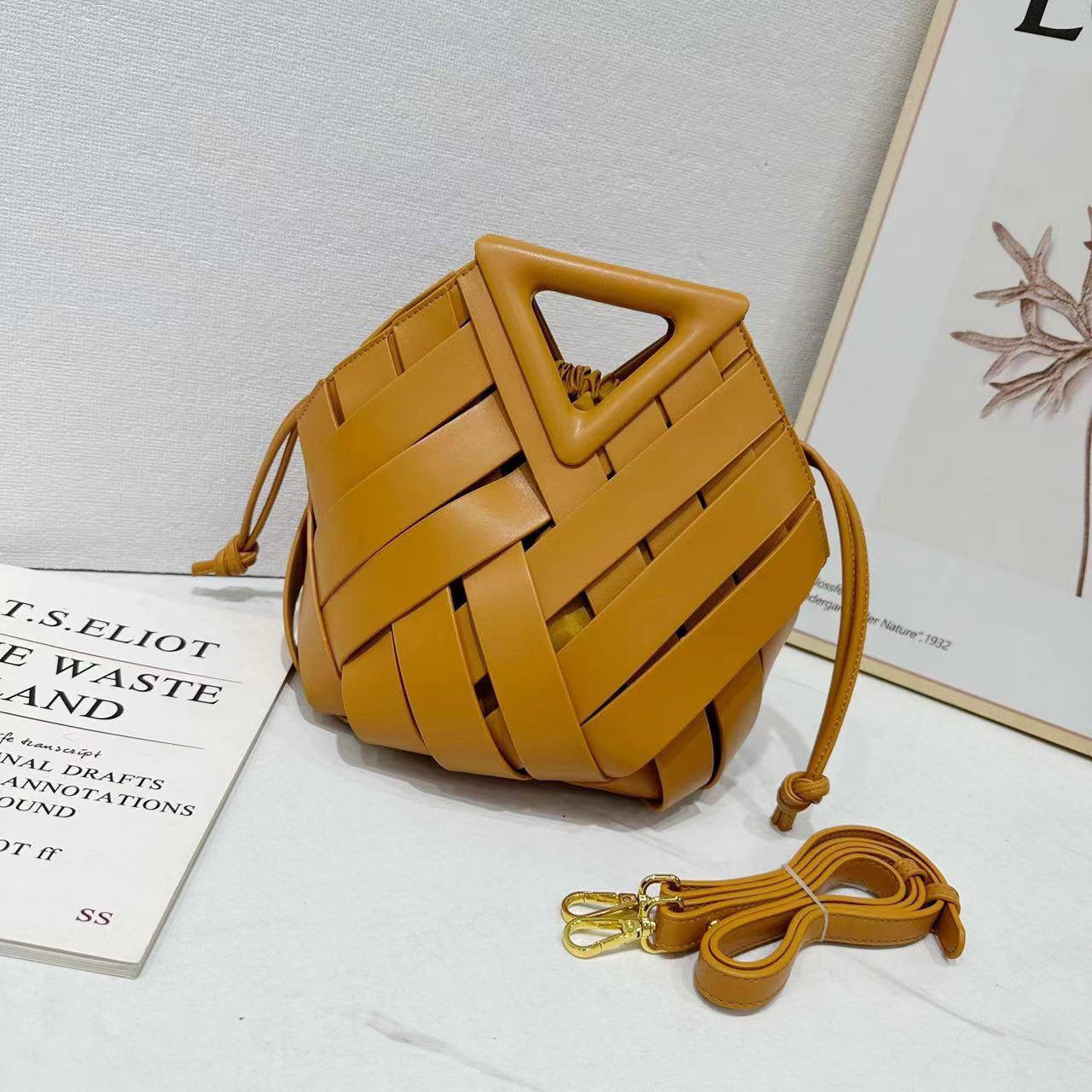 Bottega
WITH PAPAR BAG 
120 dhs🇦🇪
Zain154
♥️♥️♥️