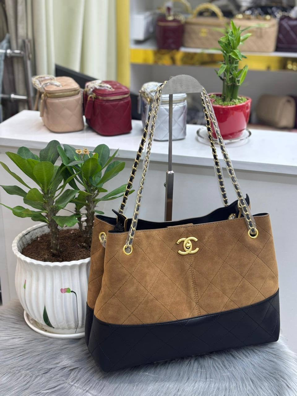 CHANEL  
SIZE  ……… 35 CM 
110 dhs🇦🇪
Zain244
♥️♥️♥️