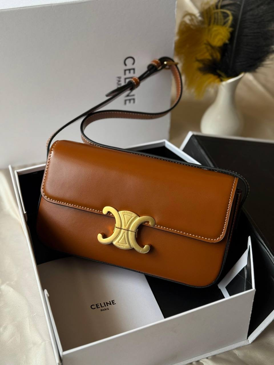 CELINE
20cm
330 dhs🇦🇪
Top quality 
With box🎁
Zain167
♥️♥️♥️