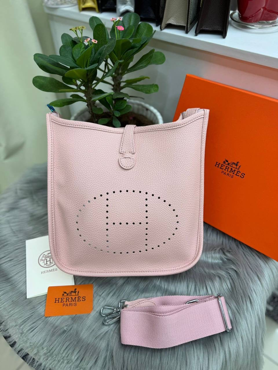HERMES
SIZE………. 30 CM🌷
105 dhs🪙💕
with BOX✅
🎁🎁🎁
Zain244
♥️♥️♥️