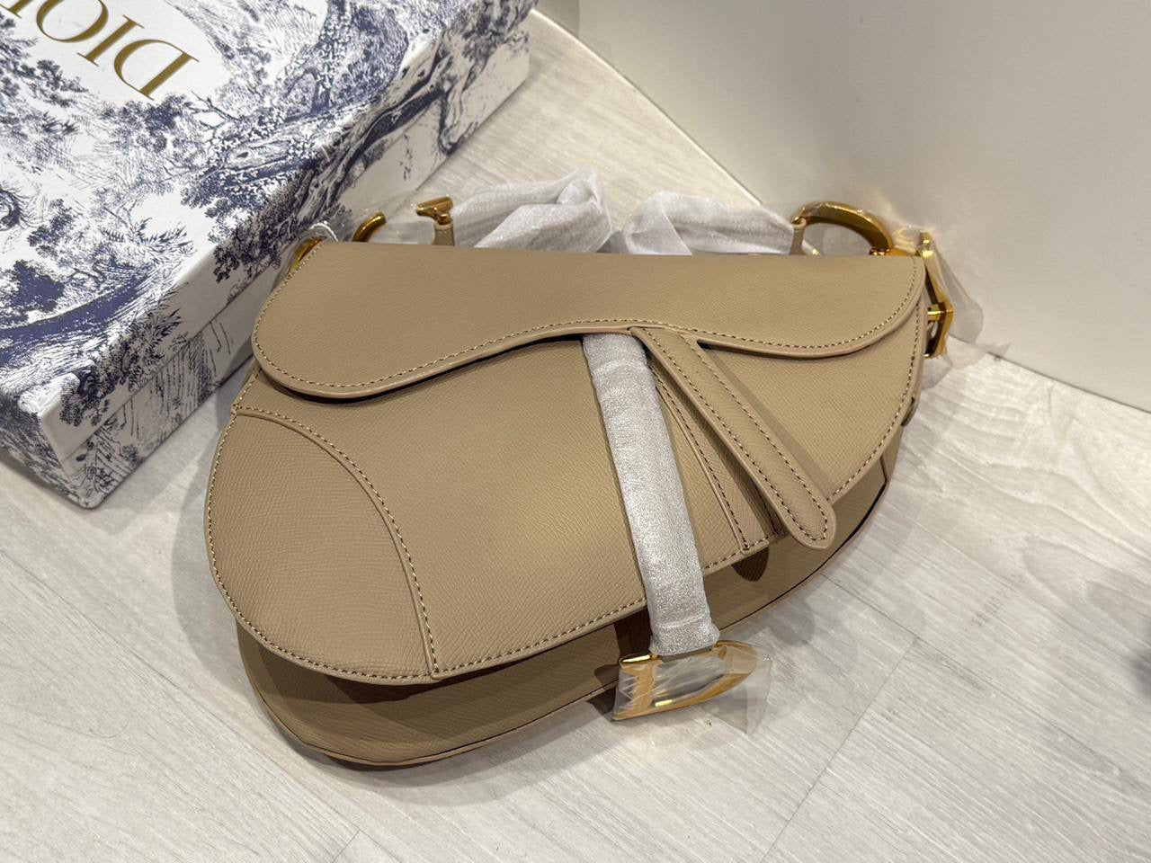 Dior
with box
🎁🎁🎁
110 dhs🇦🇪
good quality
Zain44
♥️♥️♥️