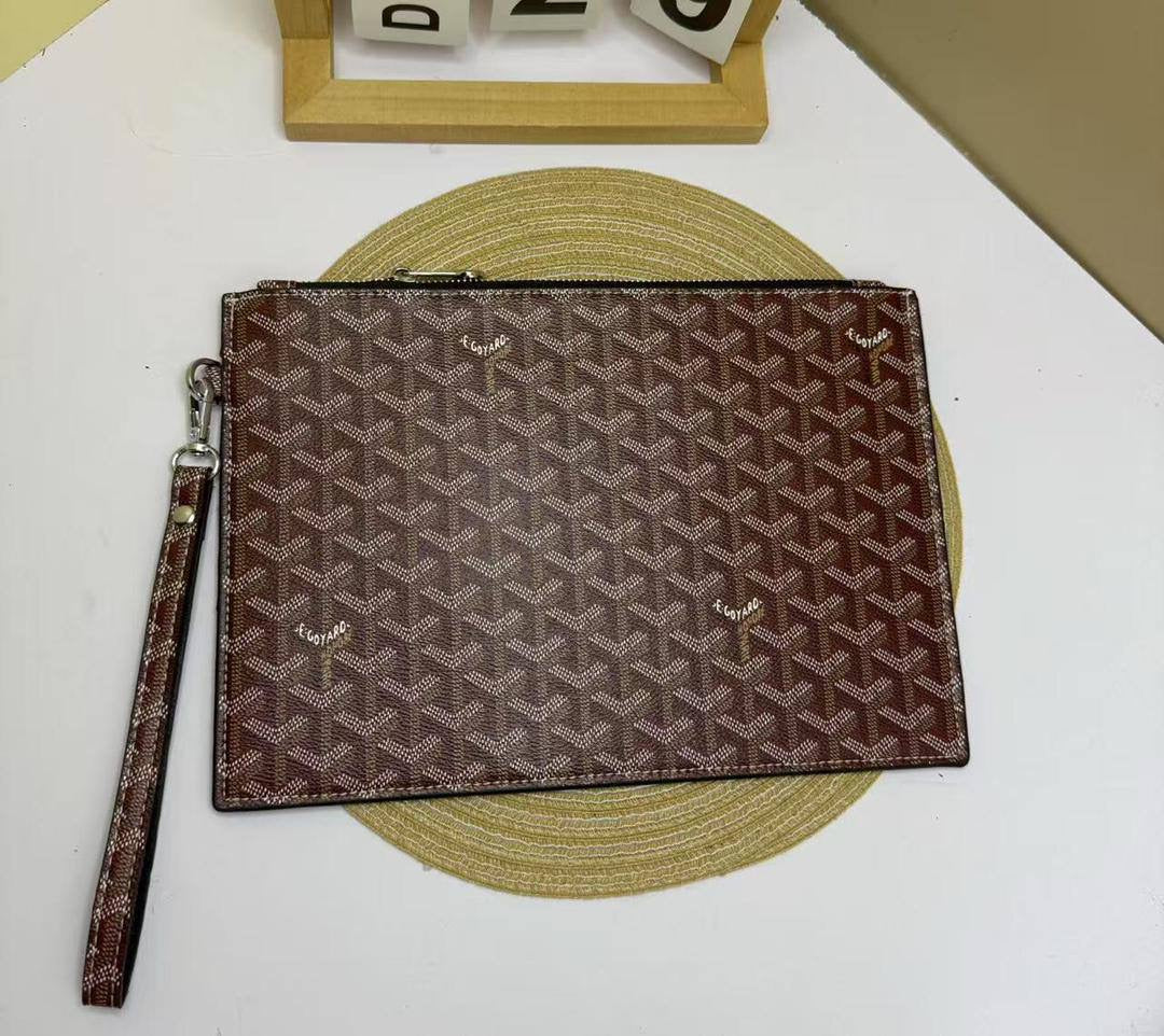 Clutch
65 dhs🇦🇪
with box
🎁🎁🎁
size 29×20cm
Zain213
♥️♥️♥️