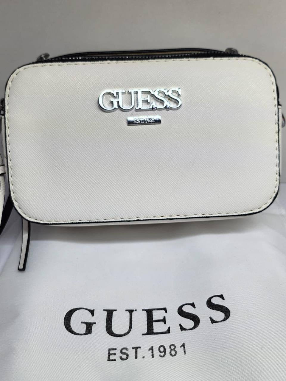 Guess 
Size : 19 * 11 * 7 cm
60 dhs🇦🇪
with box
🎁🎁🎁
Zain115
♥️♥️♥️