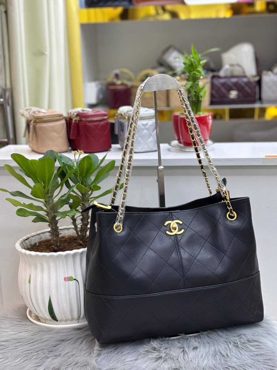 CHANEL  
SIZE  ……… 35 CM 
110 dhs🇦🇪
Zain51
♥️♥️♥️