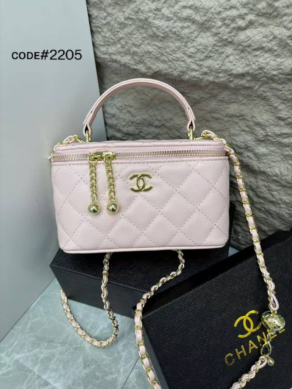 Chanel VANITY
ᴛᴏᴘ ʜᴀɴᴅʟᴇ ʙᴀɢ
ᴍᴀᴛᴛᴇ ʟᴇᴀᴛʜᴇʀ ᴍᴀᴛᴇʀɪᴀʟ
ɢᴏʟᴅ ʜᴀʀᴅᴡᴀʀᴇ ʟᴏɴɢ ᴄʜᴀɪɴ
sɪᴢᴇ : 18.5 cm
ᴡɪᴛʜ BOX
🎁🎁🎁
70 dhs🇦🇪
Zain31
♥️♥️♥️