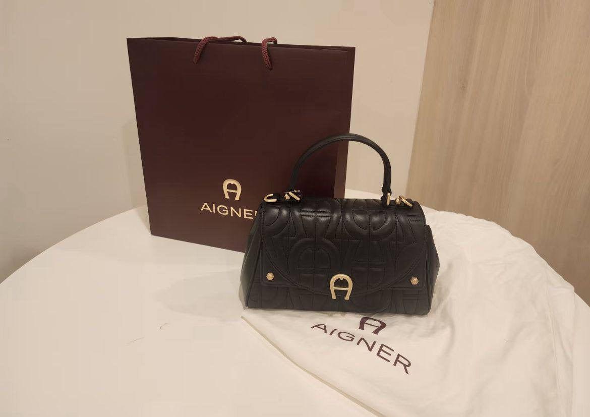 Aigner
100 dhs🇦🇪
size:24cm
Good quality 
with box
🎁🎁🎁
Zain35
♥️♥️♥️