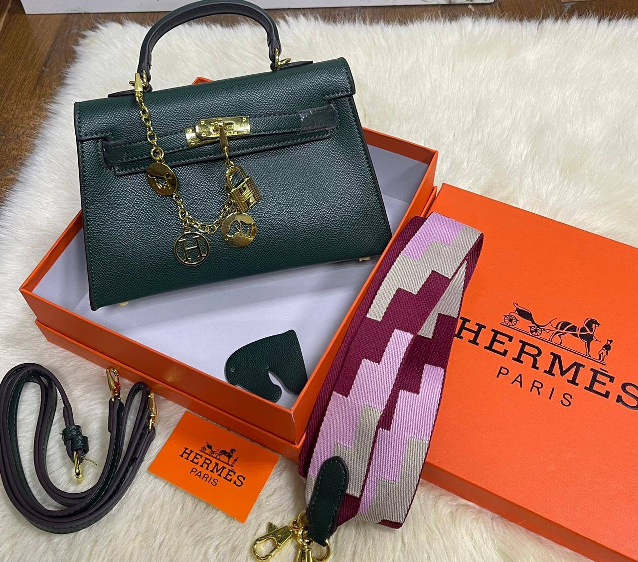 Hermes
With box 
🎁🎁🎁
100 dhs🇦🇪
Zain50
♥️♥️♥️
