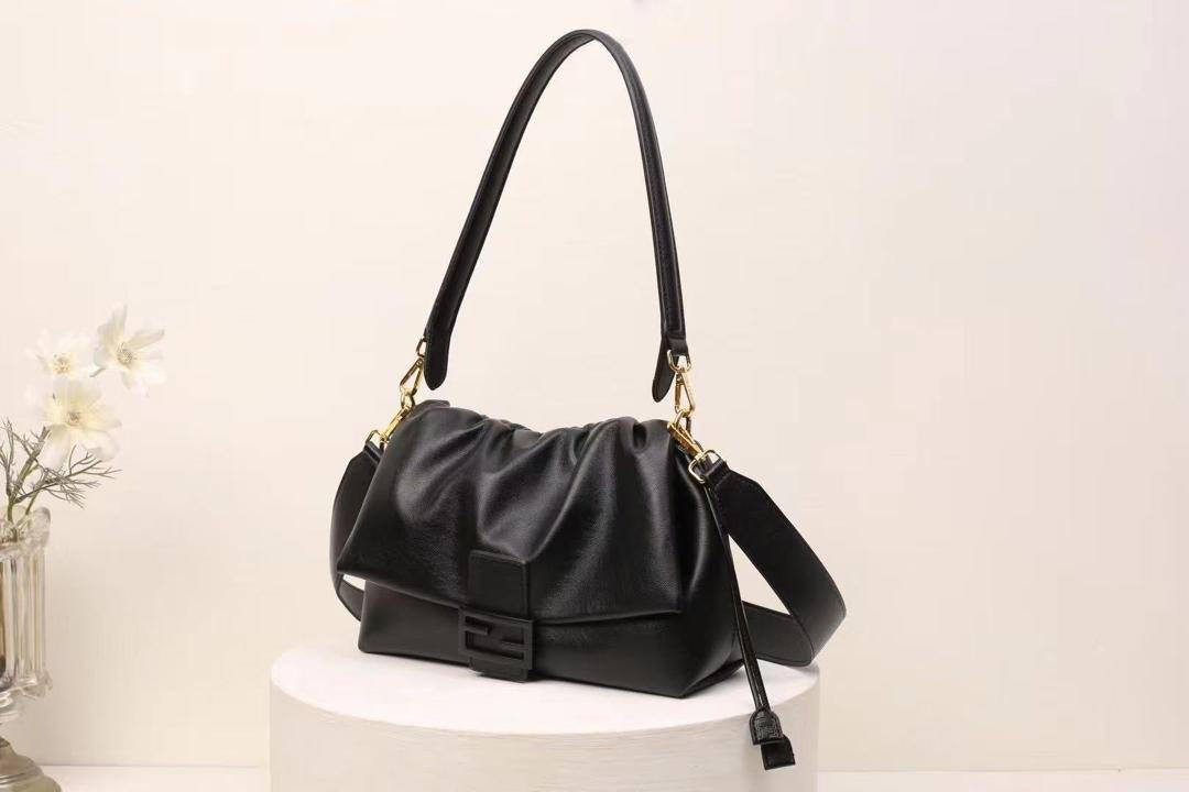 Fendi
95 dhs🇦🇪
size 30cm
Zain26
♥️♥️♥️