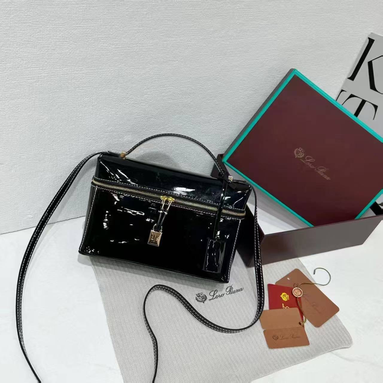 LORO PIANA GLOSSY 
GOOD QUALITY 
95 dhs🇦🇪
WITH BOX 
🎁🎁🎁
Zain28
♥️♥️♥️