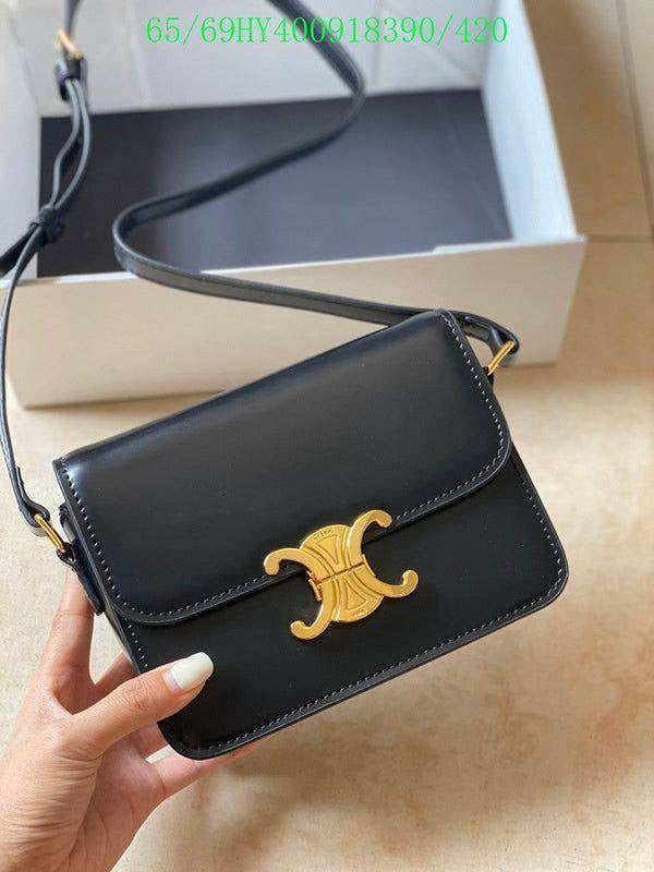Celine 
good quality
comes with box, 🎁
size 19* 13 cm 
120 dhs🇦🇪
Zain12
♥️♥️♥️