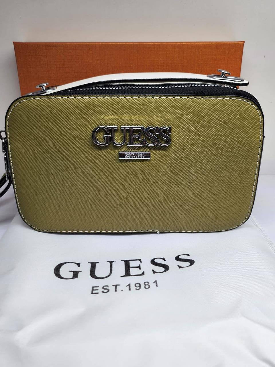 Guess 
Size : 19 * 11 * 7 cm
60 dhs🇦🇪
with box
🎁🎁🎁
Zain115
♥️♥️♥️