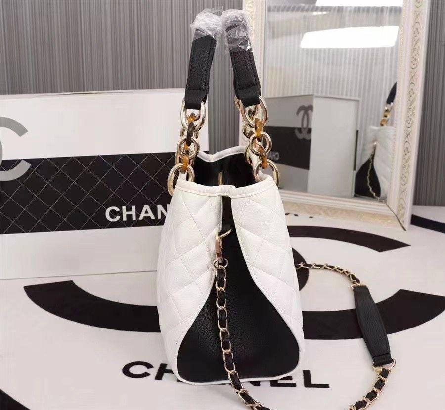 Chanel - CH
95 dhs🇦🇪
Good quality 
with box
🎁🎁🎁
Zain35
♥️♥️♥️