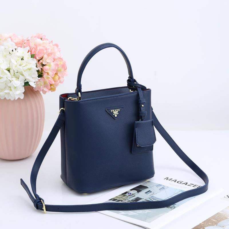 PRADA 
NEW CAME GOOD QUALITY 
105 dhs🇦🇪
Zain39
♥️♥️♥️