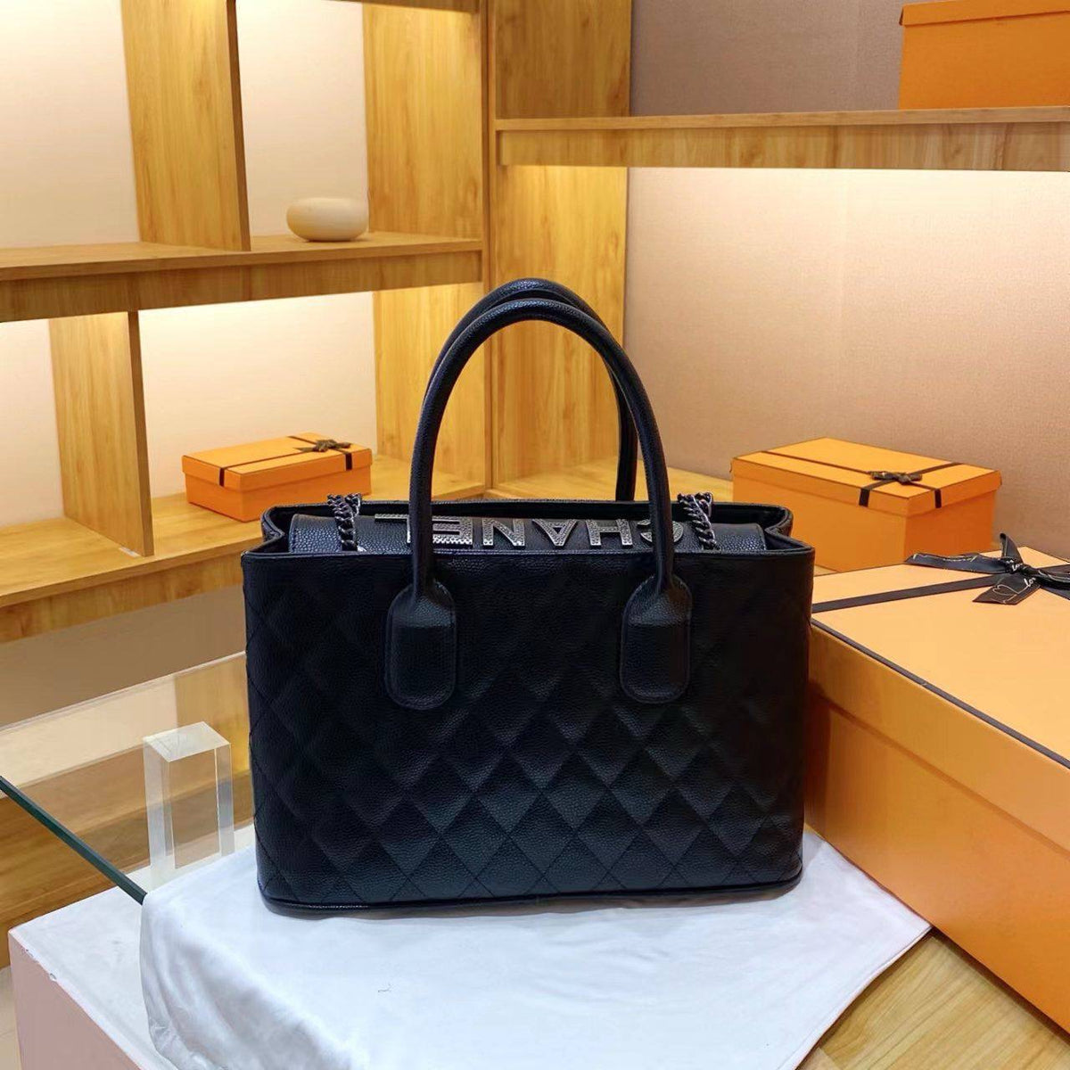 CHANEL
👑Good QUALITY
SIZE:33×21×14cm
115 dhs🪙💕
Zain04
♥️♥️♥️