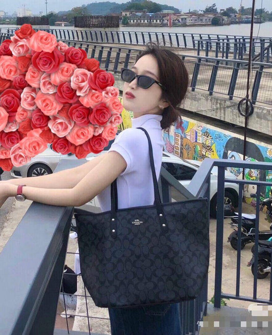 Coach Tote
Size : 33 * 27 cm
100 dhs🇦🇪
with box 
🎁🎁🎁
Zain115
♥️♥️♥️