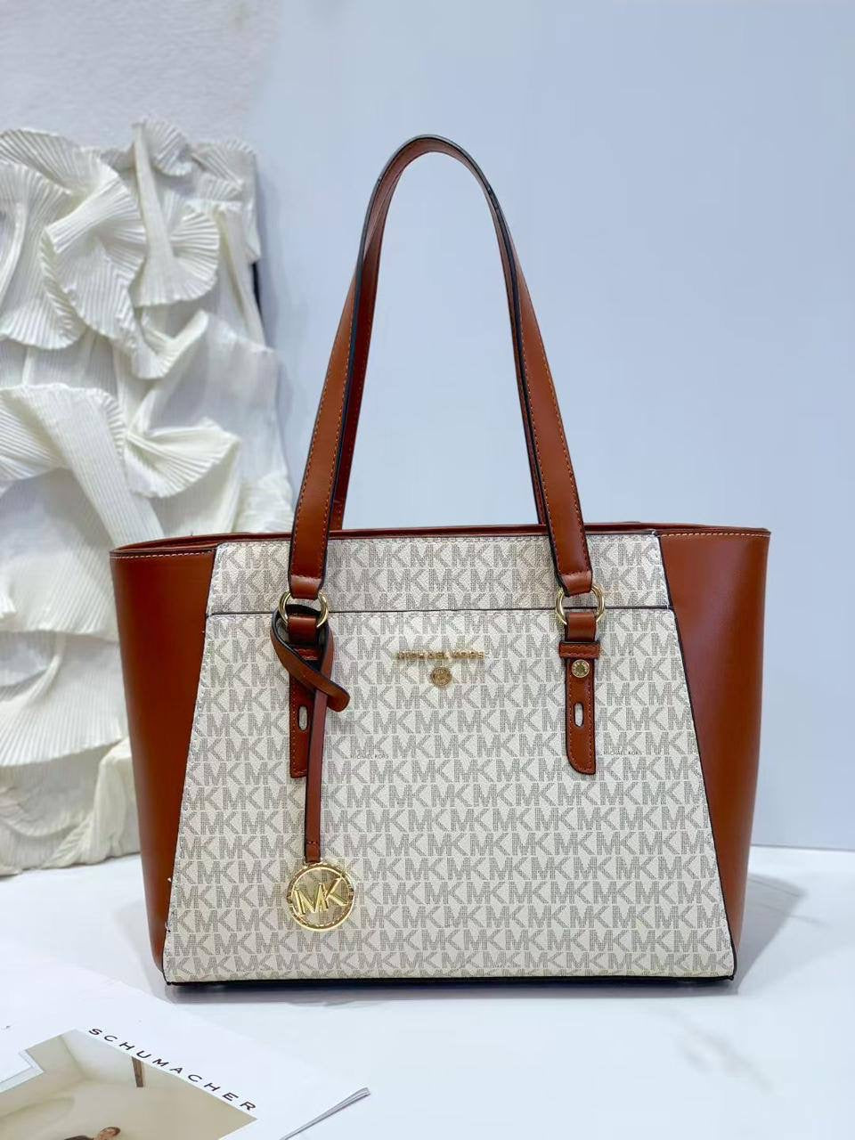 MK Tote
Size : 40 *  12 cm
95 dhs🇦🇪
Zain115
♥️♥️♥️