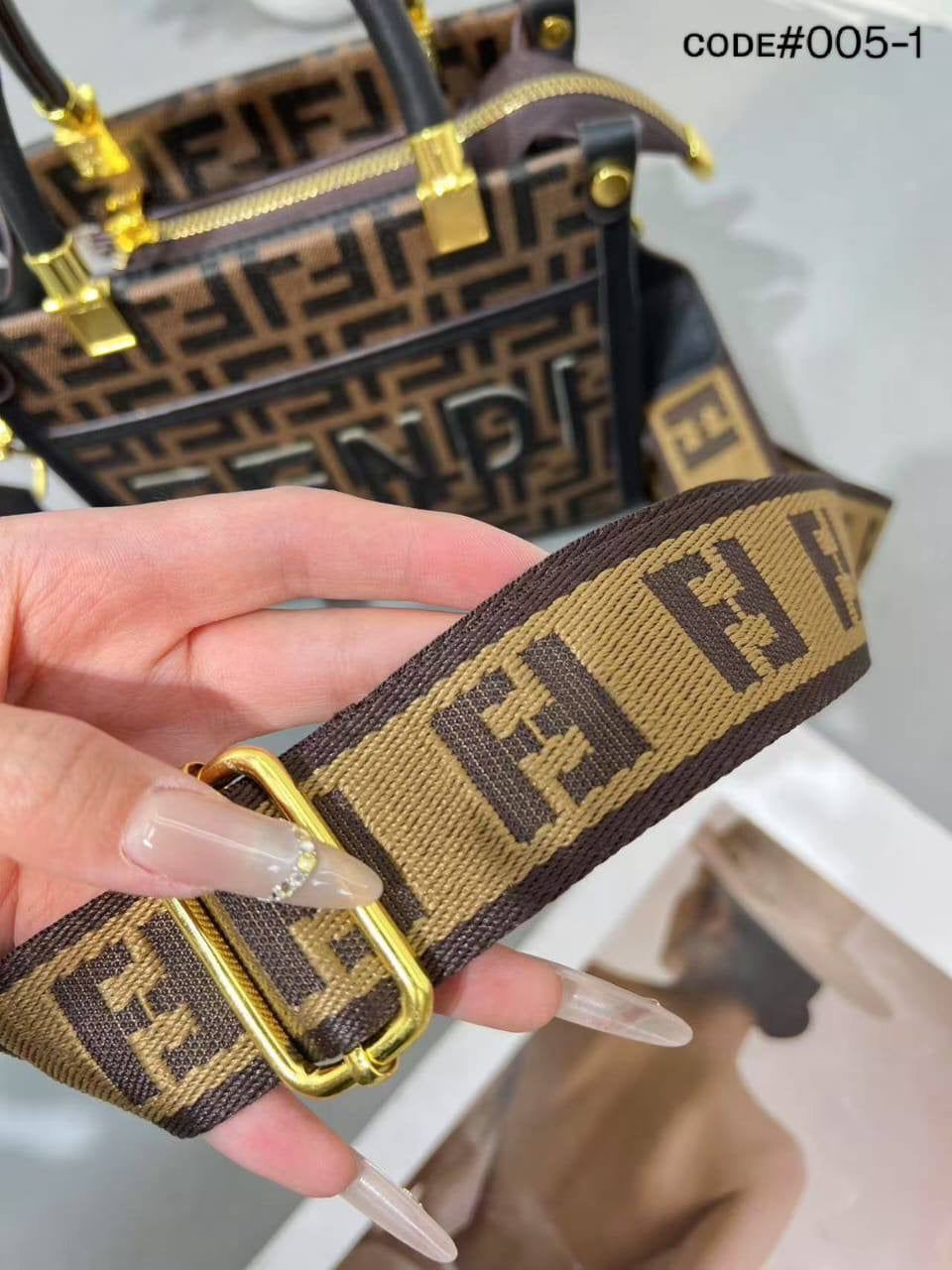 Fendi ᴍɪɴɪ sᴜɴsʜɪɴᴇ
ᴛᴏᴘ ʜᴀɴᴅʙᴀɢ / ᴄʀᴏssʙᴀɢ
ᴡɪᴛɢ ʟᴏɴɢ sᴛʀᴀᴘ
sɪᴢᴇ: 19 x 7 x 19 cm
70 dhs🇦🇪
Zain31
♥️♥️♥️
