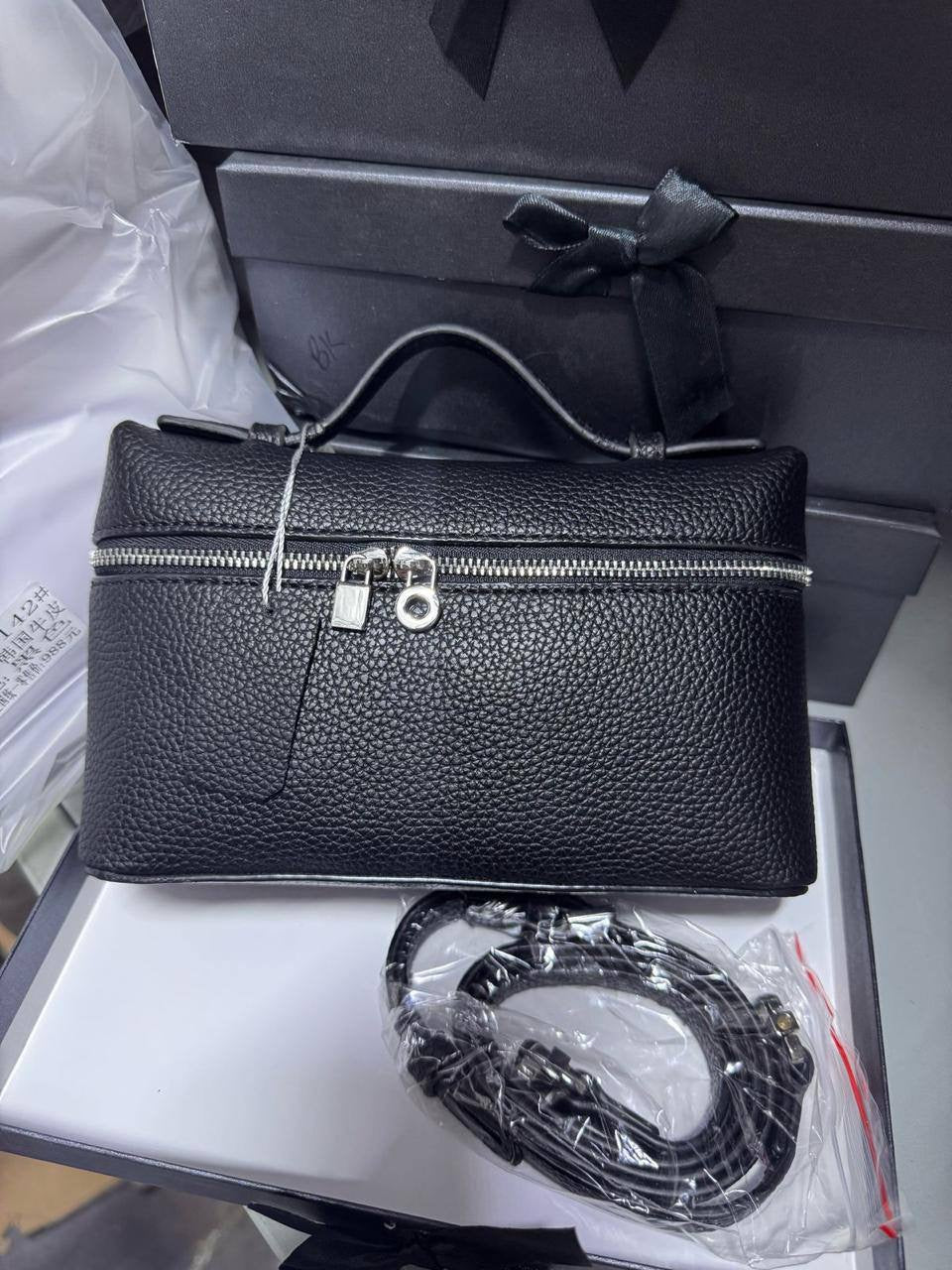 🎉 Offer 🎊  Loro Piana
High Quality 
Size : 19 *  12.5 * 7 cm
70 dhs🇦🇪
Zain115
♥️♥️♥️