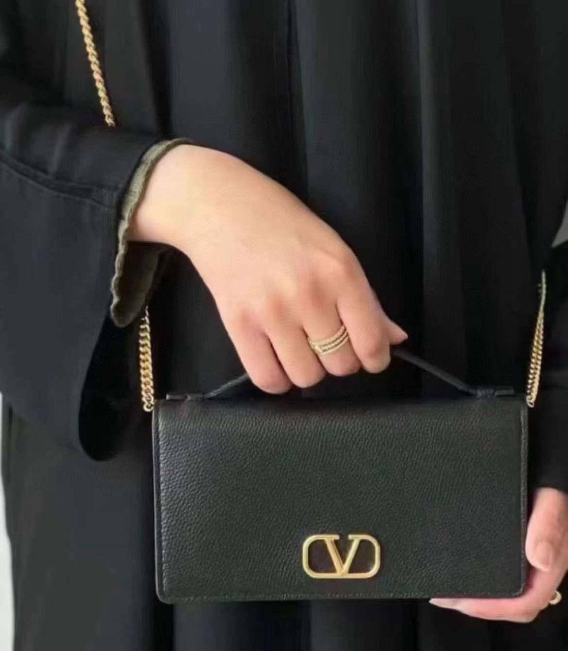 VALENTINO 
100 dhs🇦🇪
with box
🎁🎁🎁
Zain90
♥️♥️♥️