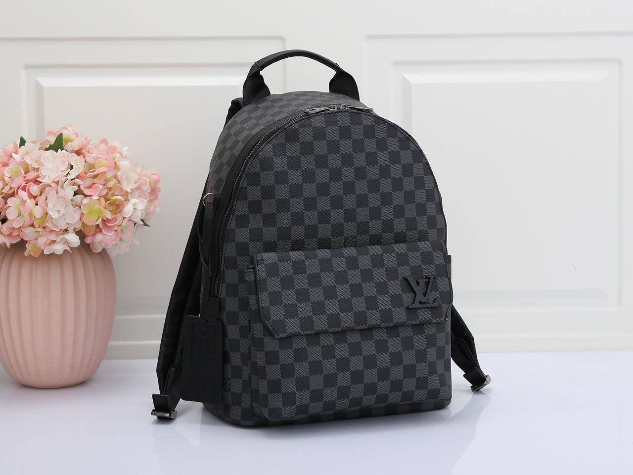 LV BACK PACK 
GOOD QUALITY 
120 dhs🇦🇪
Size 41*30*15 CM
Zain28
♥️♥️♥️