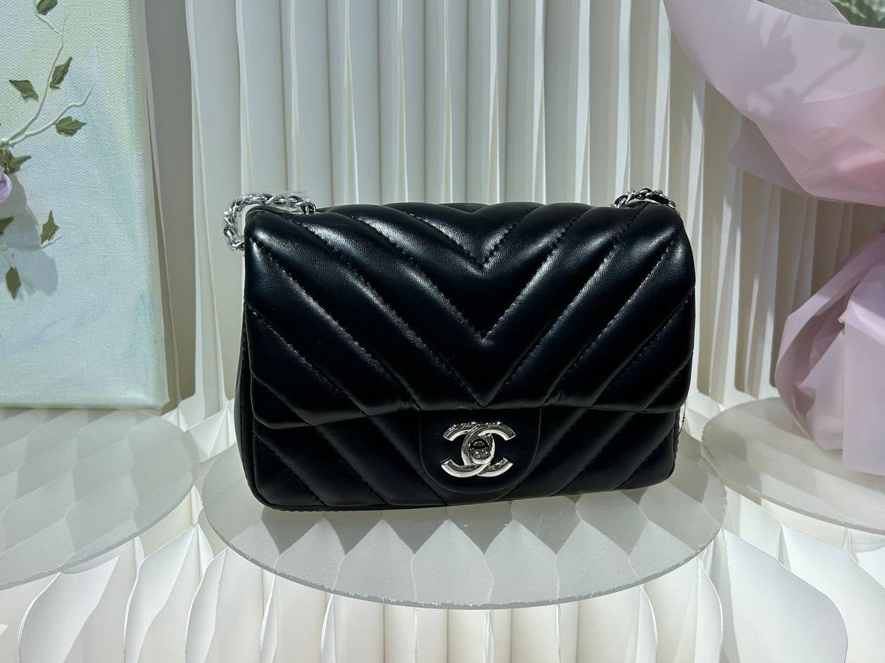 CHANEL 
19.5cm, Silver Logo, 🍂gold Logo 
95 dhs🇦🇪
Zain254
♥️♥️♥️