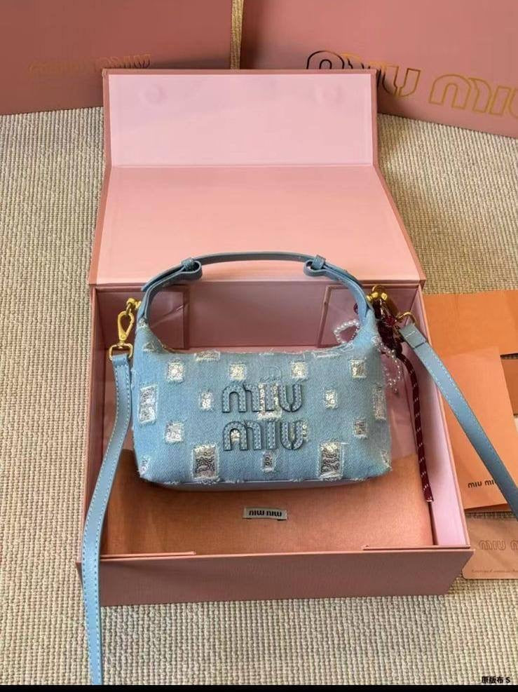 MIU MIU Crossbody Bag
High quality
19cm 
with box
🎁🎁🎁
180 dhs🇦🇪
Zain95
♥️♥️♥️