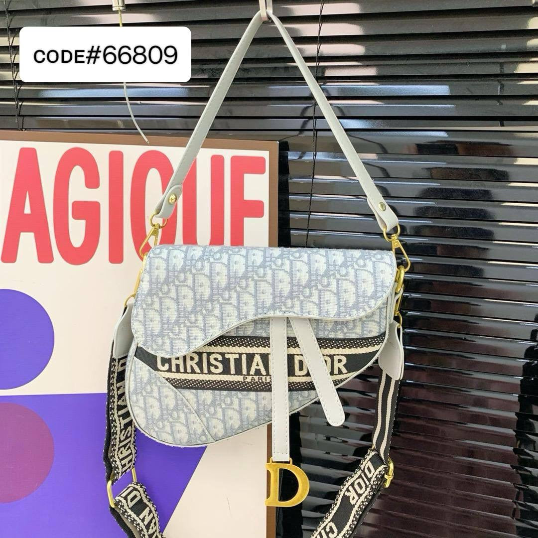 CHRISTIAN DIOR
SADDLE CROSS BAG
ᴡɪᴛʜ sʜᴏᴜʟᴅᴇʀ ʙᴀɢ ʙᴇʟᴛ
sɪᴢᴇ : 22 cm
70 dhs🪙
Zain31
♥️♥️♥️