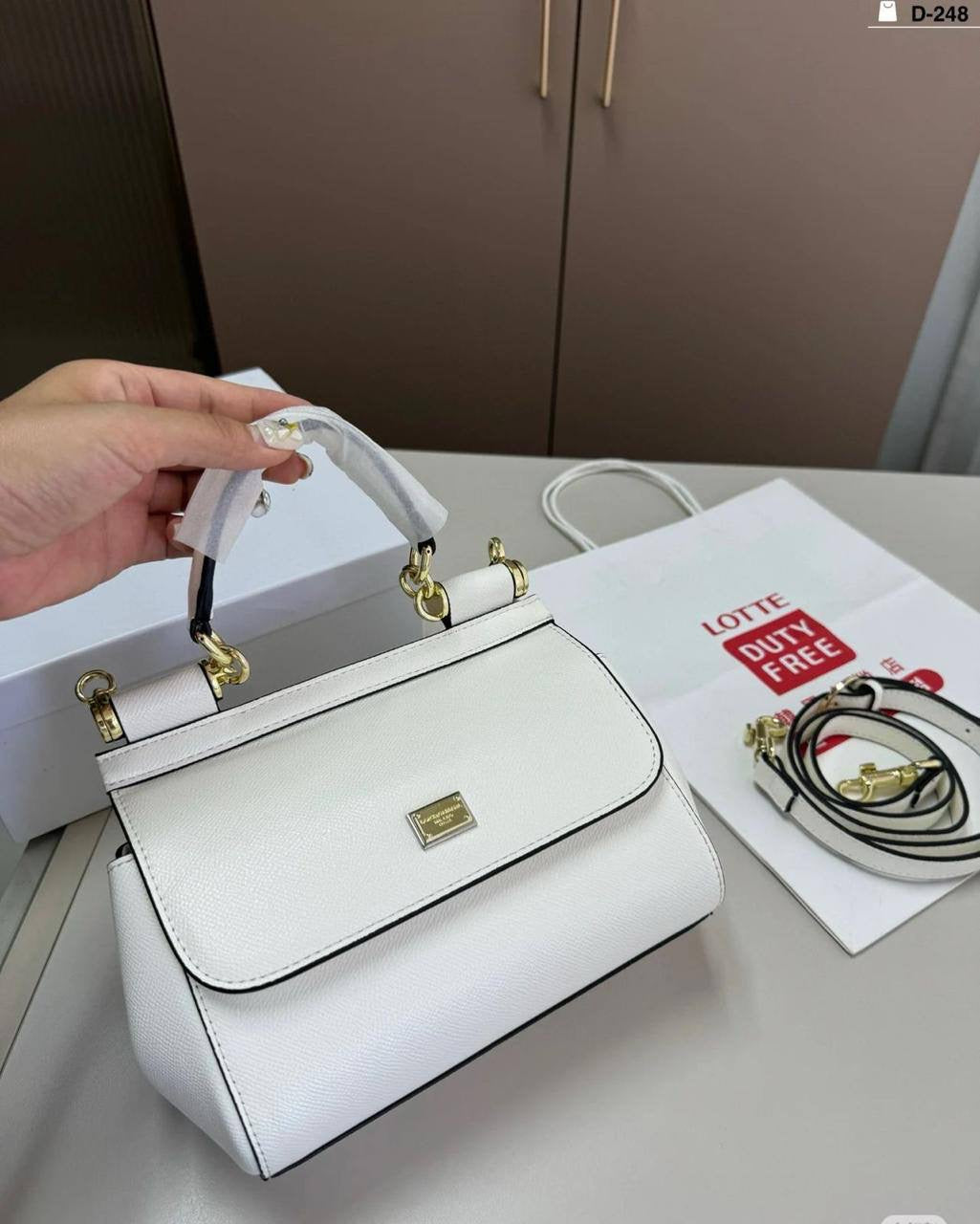 Dolce & Gabbana 
Size : 25 * 22 * 13 cm
120 dhs🇦🇪
with box 
🎁🎁🎁
Zain115
♥️♥️♥️