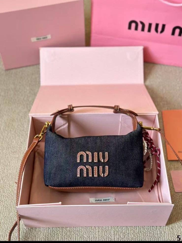 MIU MIU Crossbody Bag
High quality
19cm 
with box
🎁🎁🎁
180 dhs🇦🇪
Zain95
♥️♥️♥️