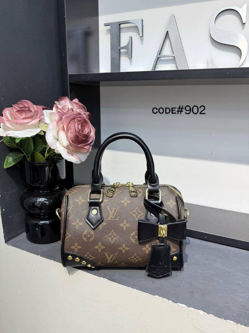 LV
sᴘᴇᴇᴅʏ ʙᴀɴᴅᴏᴜʟɪᴇʀᴇ
ᴍᴏɴᴏɢʀᴀᴍ ʟᴇᴀᴛʜᴇʀ
ᴡɪᴛʜ ᴍᴜʀᴀᴋᴀᴍɪ ᴄʜᴀɪɴ
ɪᴛ ʜᴀs ʟᴏɴɢ ʙᴇʟᴛ sᴛʀᴀᴘ
sɪᴢᴇ : 21 x 15 x 12 cm
ᴡɪᴛʜ BOX
🎁🎁🎁
75 dhs🇦🇪
Zain31
♥️♥️♥️
