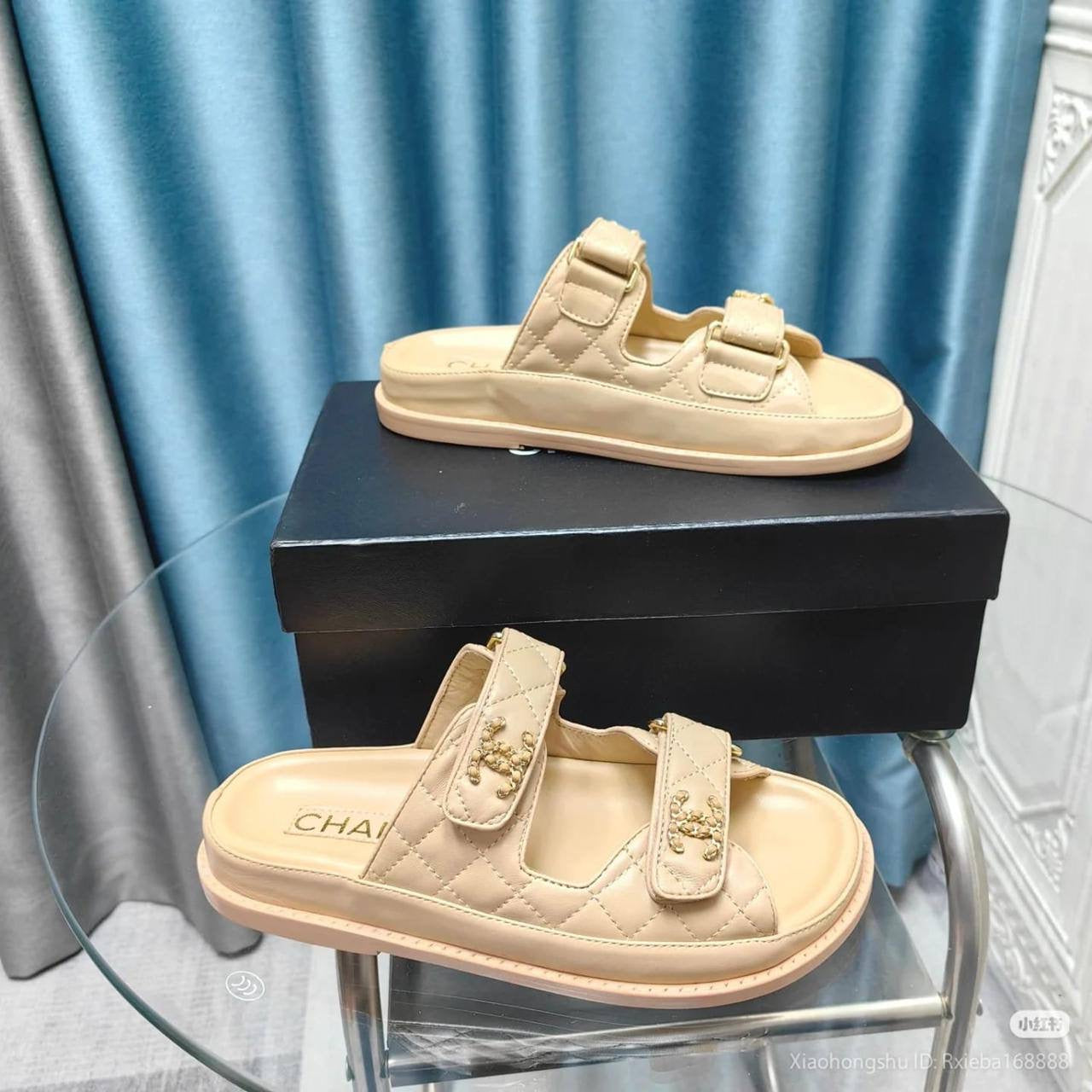 NEW CAME 
CHANEL SLIPPER 
GOOD QUALITY 
110 dhs🇦🇪
36 TO 41 NEW CAME 
Zain40
♥️♥️♥️