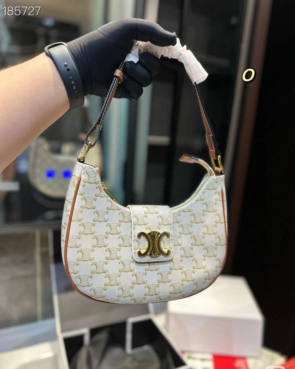 🎉 Offer 🎊 Guess / YSL / Celine / Tory Buch
Size: 27 ~ 20.5  cm
70 dhs🇦🇪
with box🎁
Zain115
♥️♥️♥️