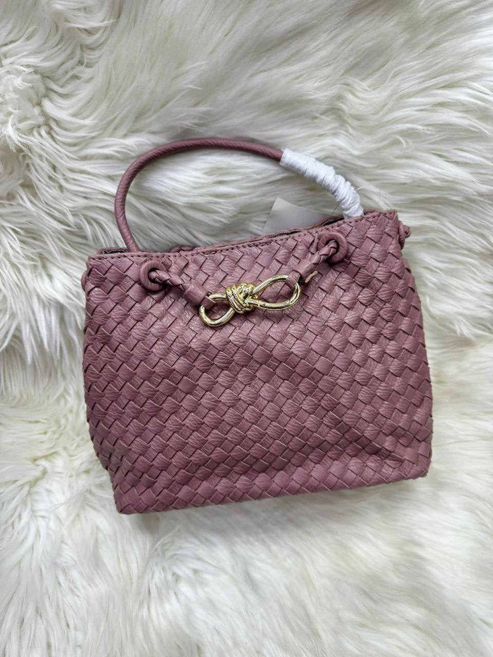 Offer YSL / MK / Hermes
Bottega
Size : 36 ~ 23  cm
70 dhs🇦🇪
with box🎁
Zain115
♥️♥️♥️♥️