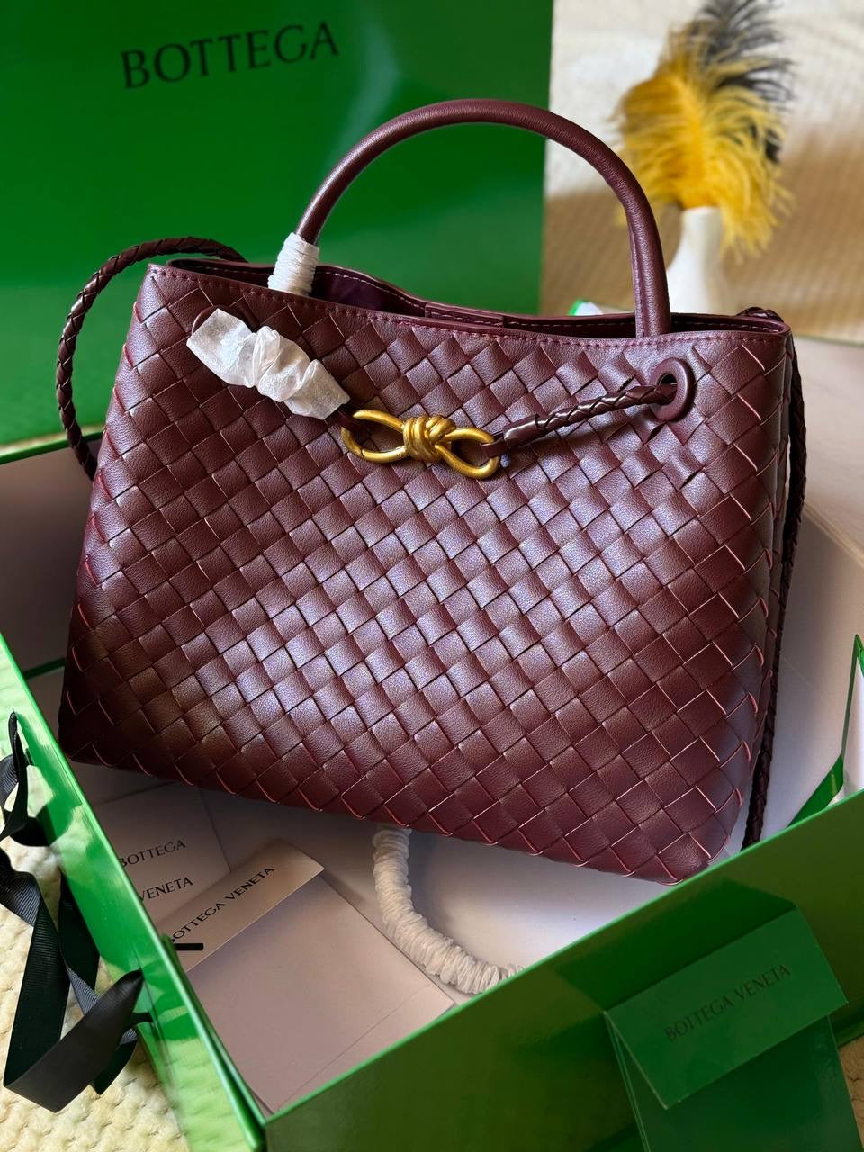 BOTTEGA VENETA
25cm
340 dhs🇦🇪
30cm
350 dhs🇦🇪
Top quality 
With box
🎁🎁🎁
Zain167
♥️♥️♥️