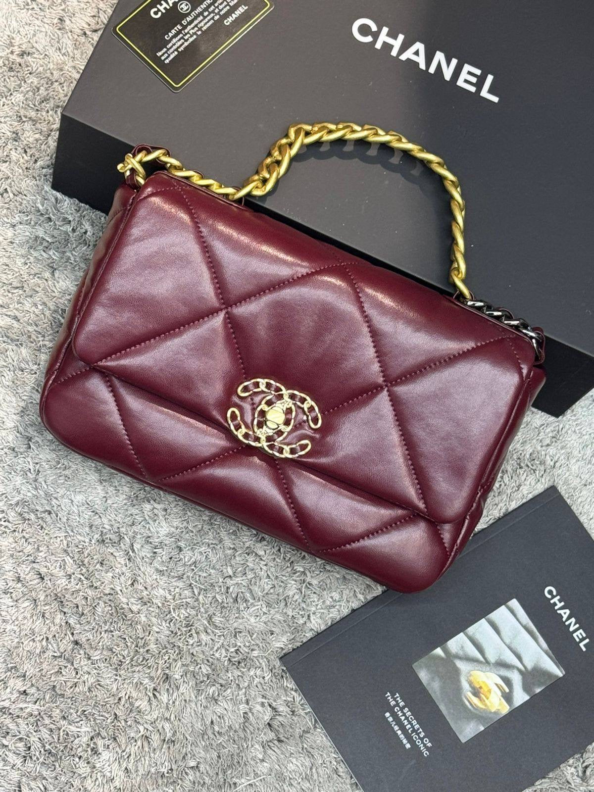 Chanel 
         26 Cm
250 dhs🇦🇪
Zain131
♥️♥️♥️