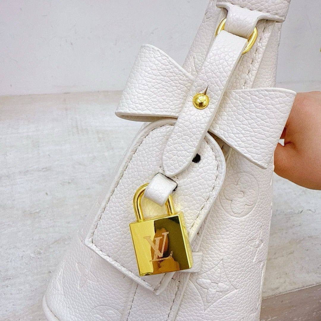 LV
ᴀʟʟ ɪɴ BB ᴍᴏɴᴏɢʀᴀᴍ
sɪᴢᴇ: 26 x 14 x 20 cm
ᴡɪᴛʜ BOX
🎁🎁🎁
75 dhs🇦🇪
Zain31
♥️♥️♥️