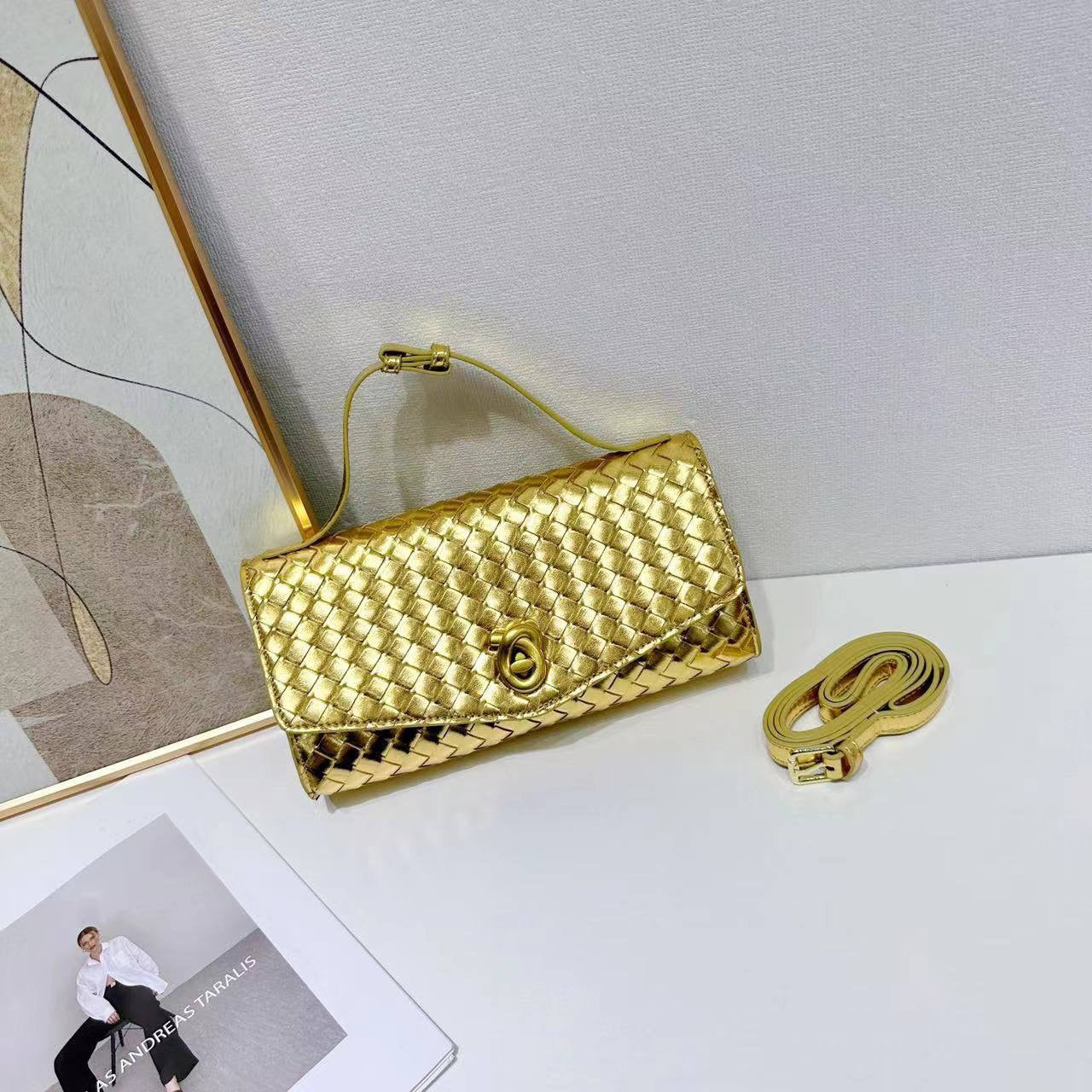Bottega
WITH BOX 
🎁🎁🎁
95 dhs🇦🇪
Zain154
♥️♥️♥️