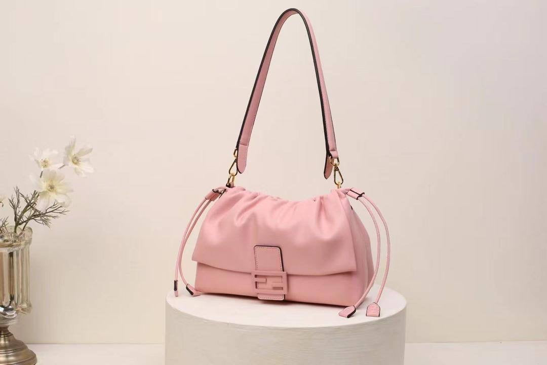 Fendi
95 dhs🇦🇪
size 30cm
Zain26
♥️♥️♥️