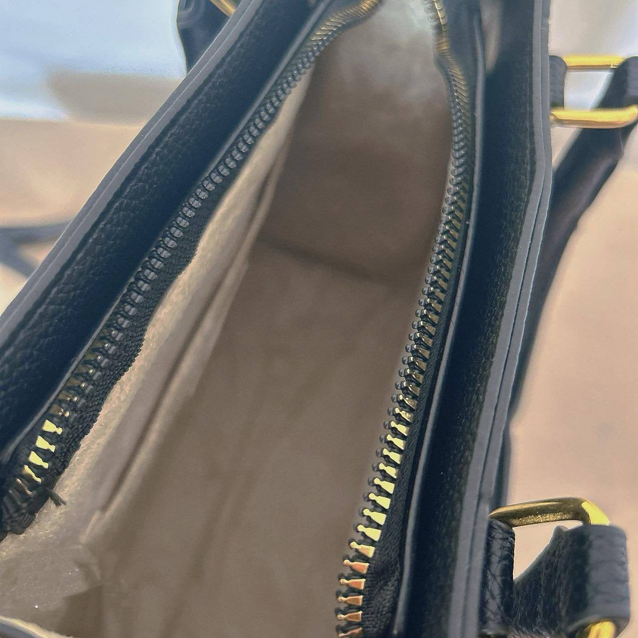 LV
25*20*10 cm
75 dhs🇦🇪
Zain17
♥️♥️♥️