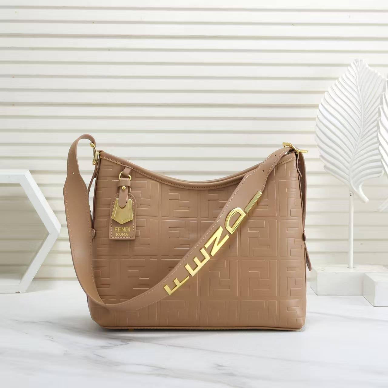 New arrived 
Fendi 
120 dhs🇦🇪
size 32cm
Zain161
♥️♥️♥️