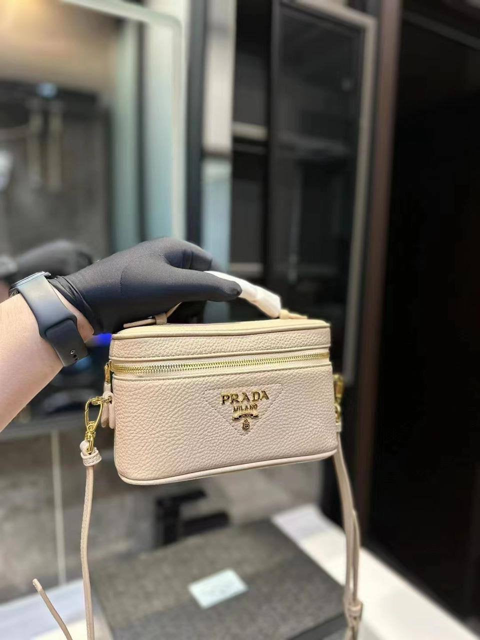 🎊 Offer 🎉 Prada 
 Good quality +🎁
Size: 25 * 15 cm
60 dhs🇦🇪
with box 🎁
Zain115
♥️♥️♥️