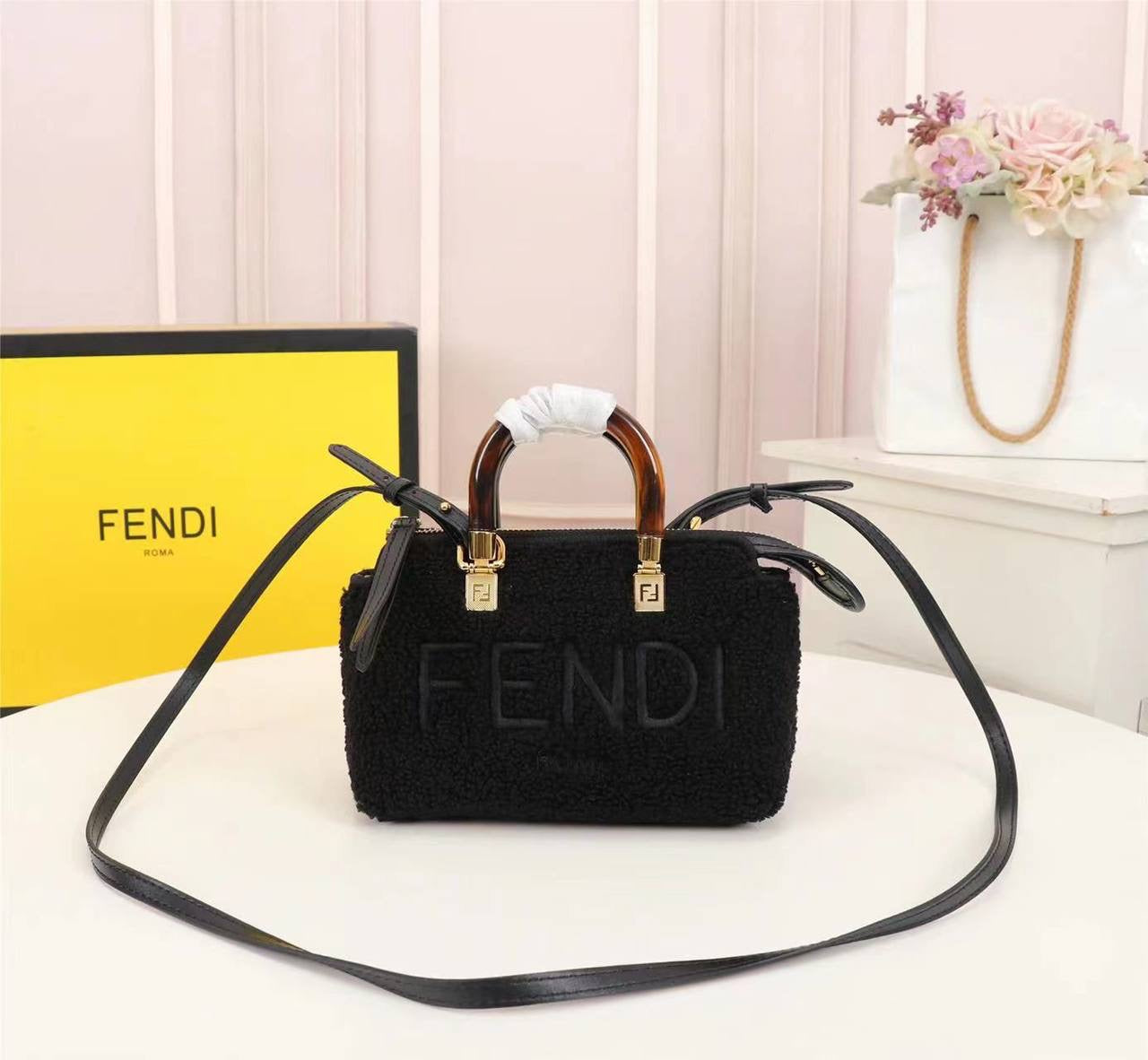 Fendi  Master
         17 Cm
200 dhs🇦🇪
Zain131
♥️♥️♥️