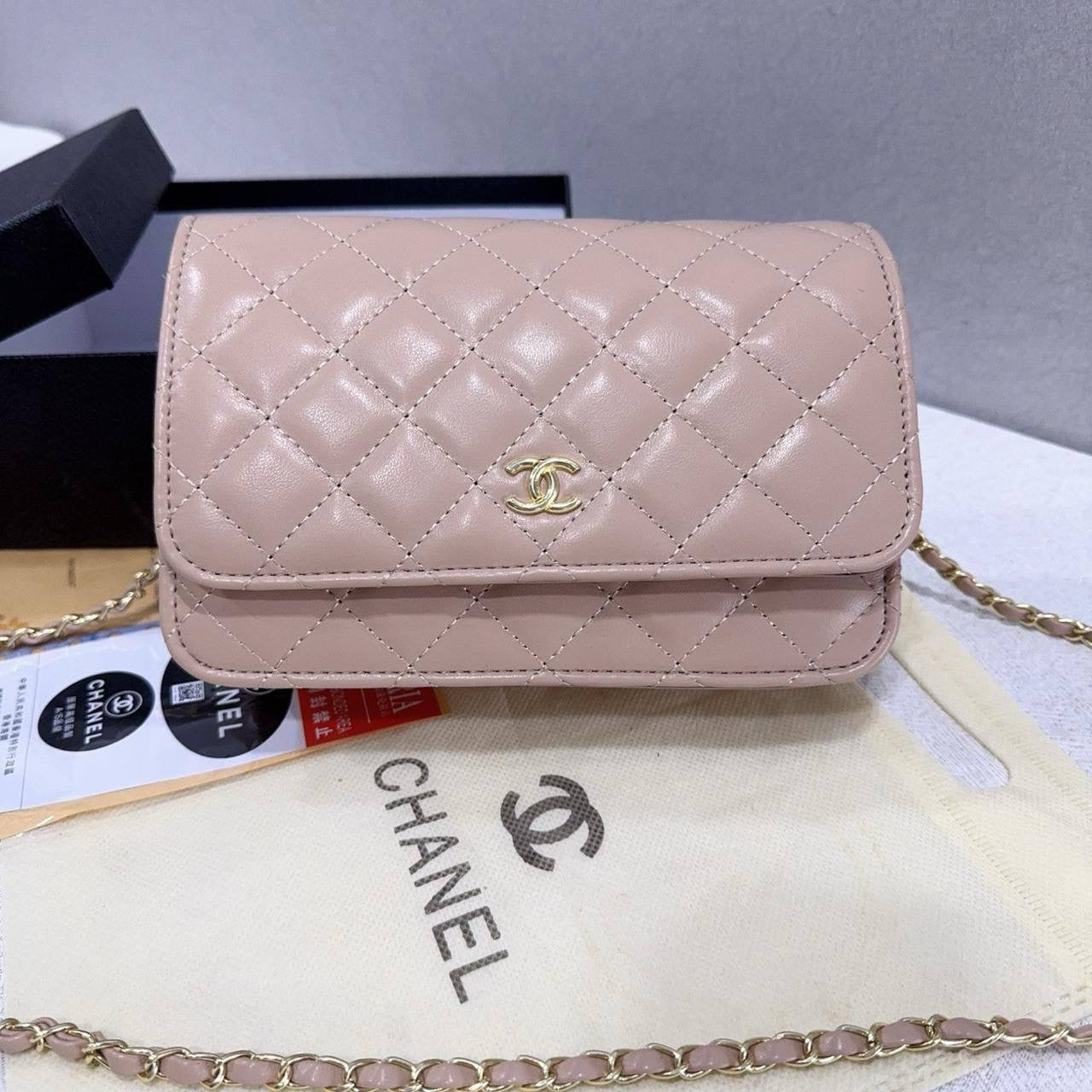 Chanel
21*14*7cm
60 dhs🇦🇪
Zain17
♥️♥️♥️