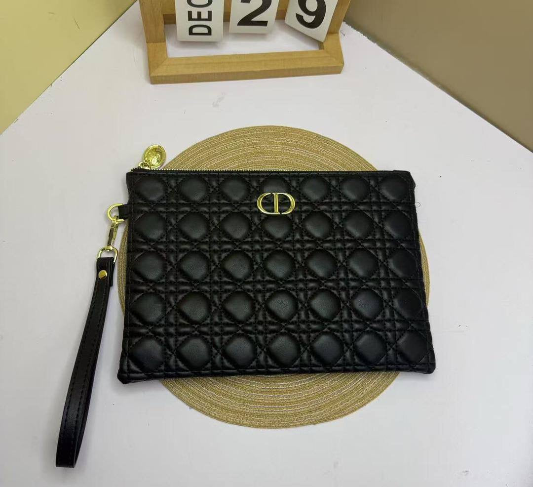 Clutch
65 dhs🇦🇪
with box
🎁🎁🎁
size 29×20cm
Zain213
♥️♥️♥️