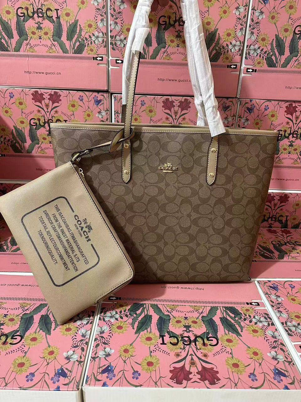 Coach 
95 dhs🇦🇪
with box
🎁🎁🎁
size 42×14×30cm
Zain42
♥️♥️♥️