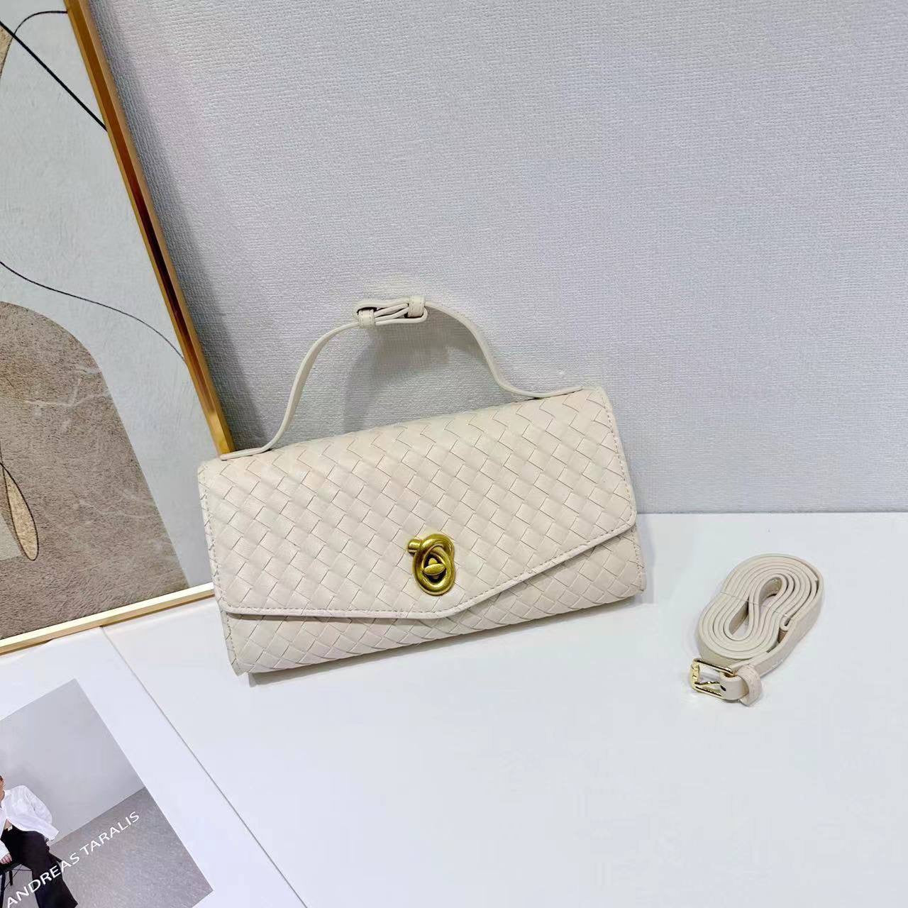 Bottega
WITH BOX 
🎁🎁🎁
95 dhs🇦🇪
Zain154
♥️♥️♥️