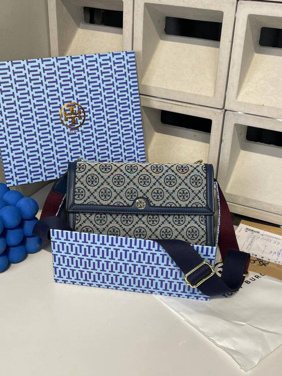 🎉 Offer 🎊 Guess / YSL / Celine / Tory Buch
Size: 27 ~ 20.5  cm
70 dhs🇦🇪
with box🎁
Zain115
♥️♥️♥️