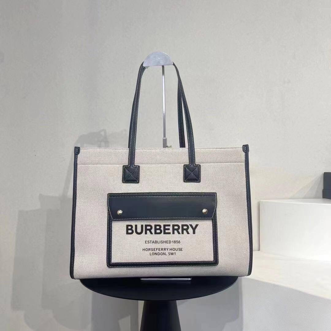 Burberry
Best quality 
105 dhs🇦🇪
size 41 cm
Zain158
♥️♥️♥️