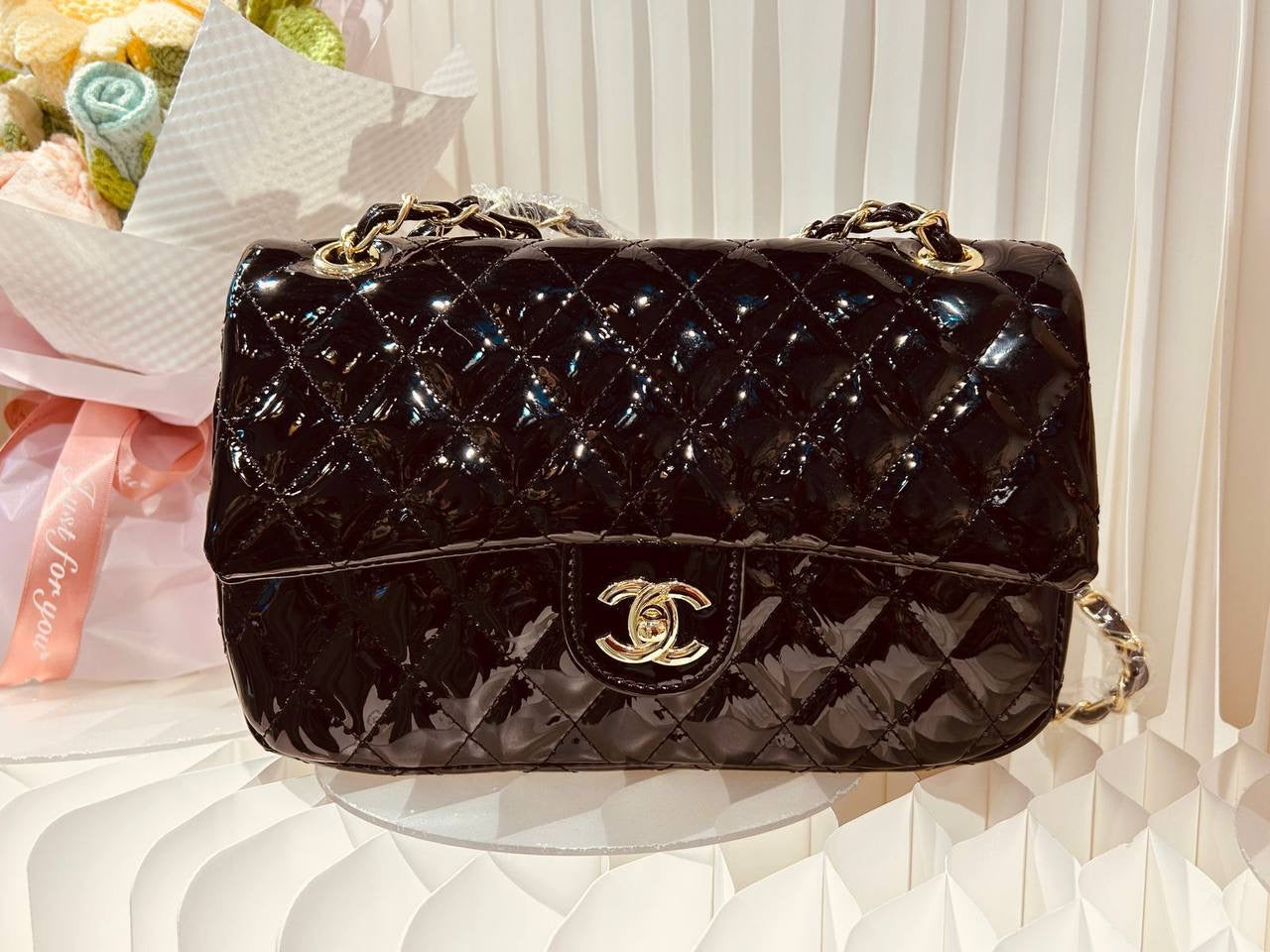 CHANEL 
26*8*16cm
100 dhs🇦🇪
with box
🎁🎁🎁
Zain254
♥️♥️♥️